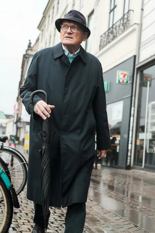 AI remove people from background after transformation - wedding photo with perfect clean background