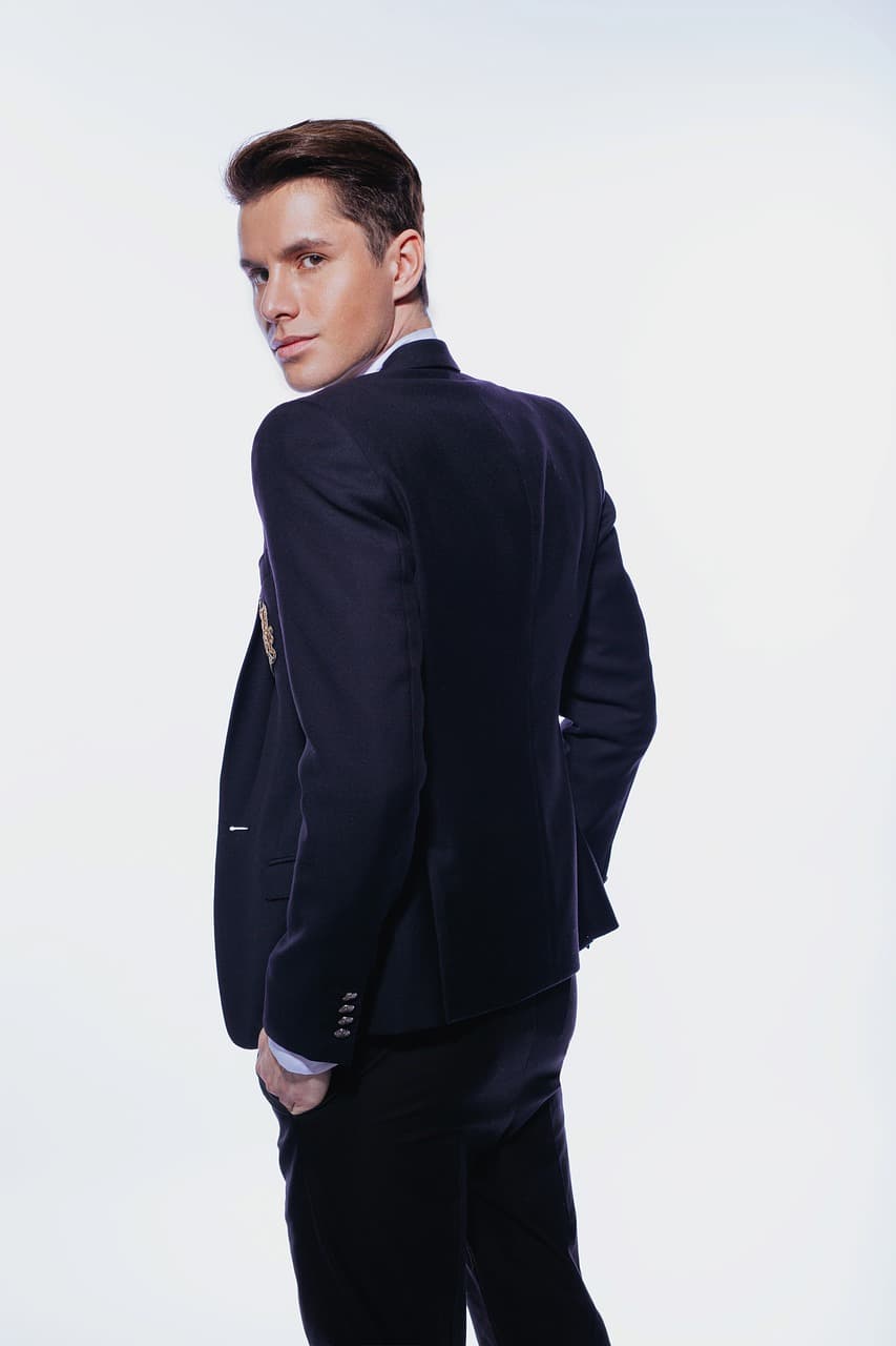 AI anime backgrounds before photo - fashion portrait before anime-style background conversion