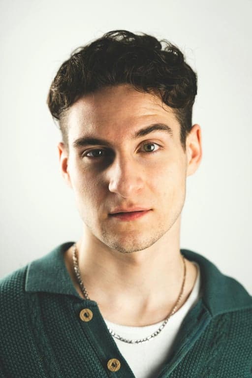 render a fantasy RPG character with grounded anatomy, functional clothing and gear, and painterly illustration style consistent with official D&D sourcebook artwork