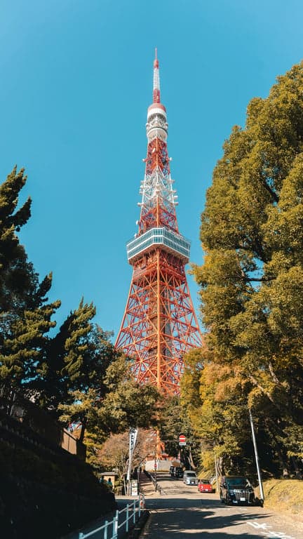 a CAD technical illustration with no artistic shading, no painterly texture, and a strict engineering drawing appearance