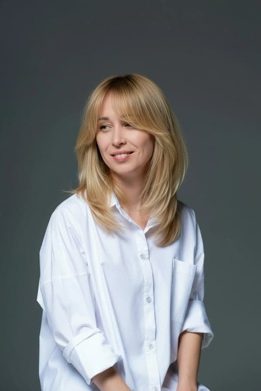 Wolf cut filter after pic – woman with medium-length wolf cut and light inward layers