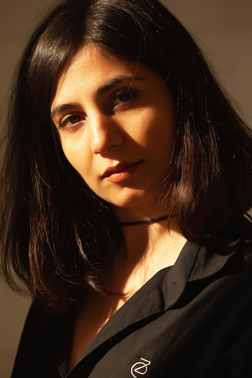 AI photo to 3D model filter before photo - influencer photo before AI 3D modeling applied