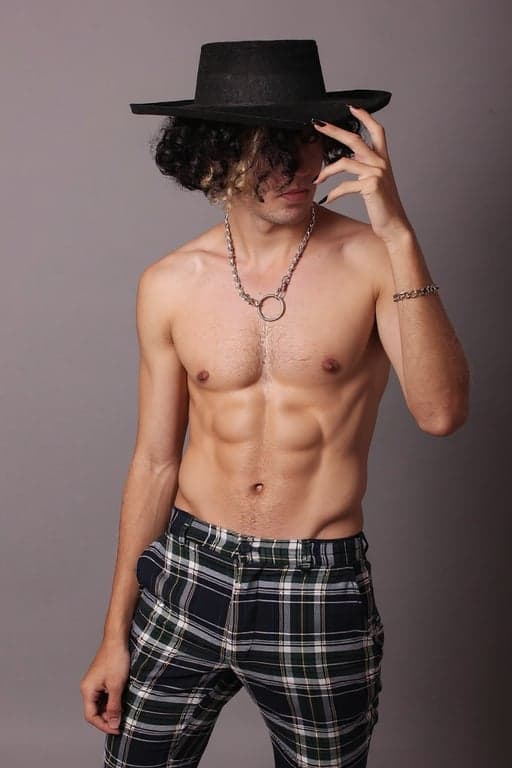 AI muscle enhancement filter before photo - lean and toned original body look