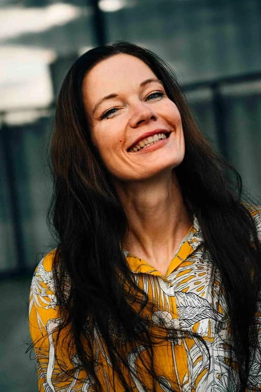 AI shorthair filter before photo - woman portrait with long wavy hair