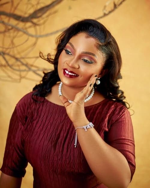 Vogue Cover filter before photo - neutral lighting portrait before edit