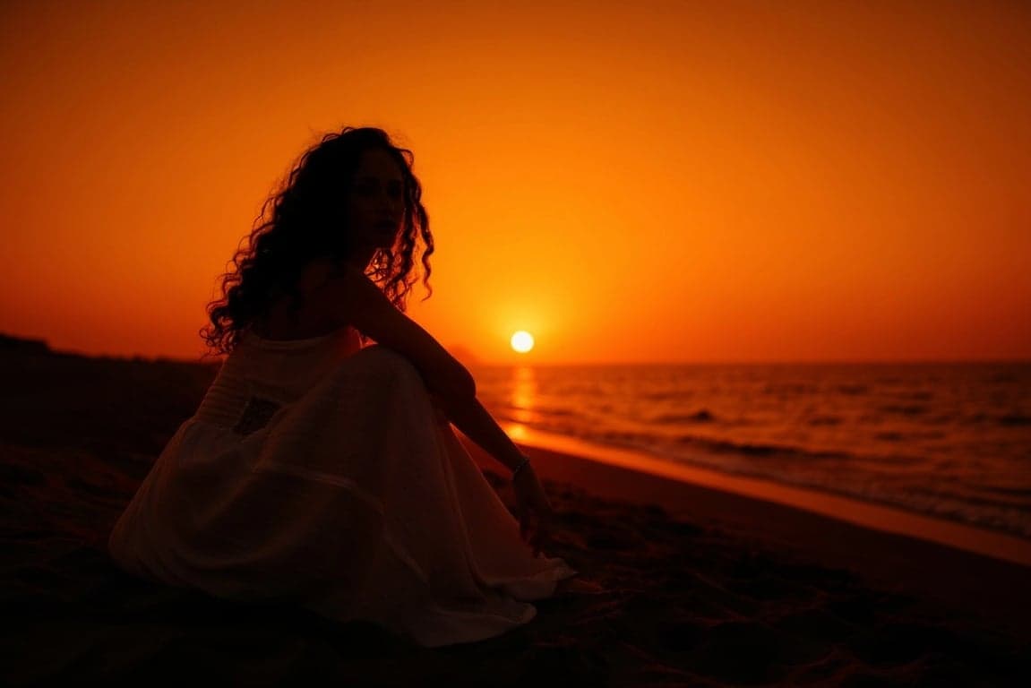 シルエットメーカー - 無料のAI写真シルエット変換ツール | kaze.ai