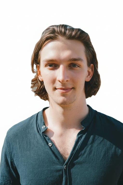 A standardized AI-generated photo ID of a man, shoulders visible, face centered, even illumination eliminating all shadows, pure white background, ready for printing.