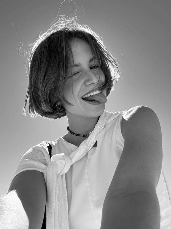 AI long hair filter before photo - woman photo with short hairstyle