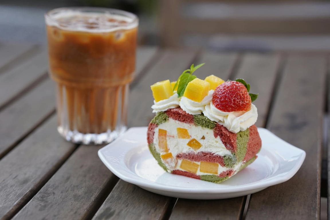 A food photo where emojis are used to label or highlight ingredients: a 🧀 emoji on the cheese, a 🍅 emoji on the tomato, and a 🔥 emoji to indicate spiciness.