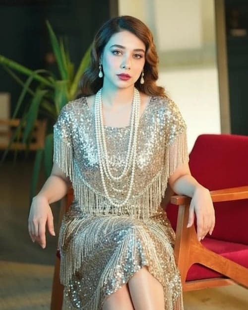 Fashion 20s Style filter after transformation - portrait in glamorous 1920s evening outfit