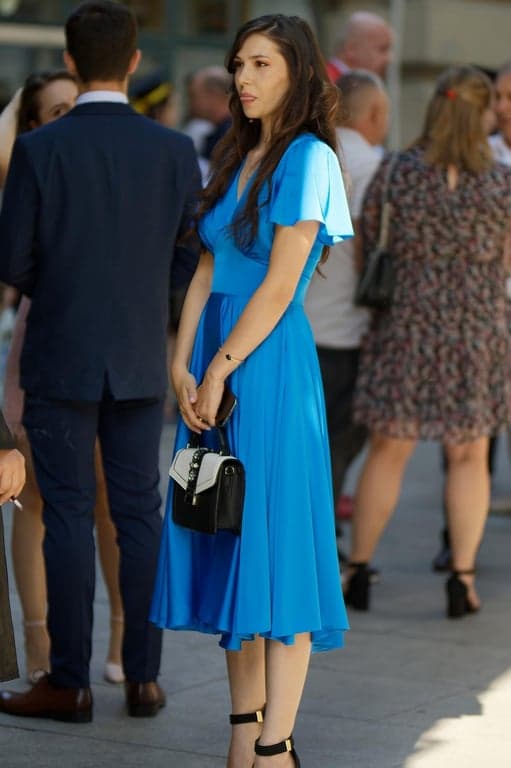 AI remove people from background before photo - group photo with distracting background figures