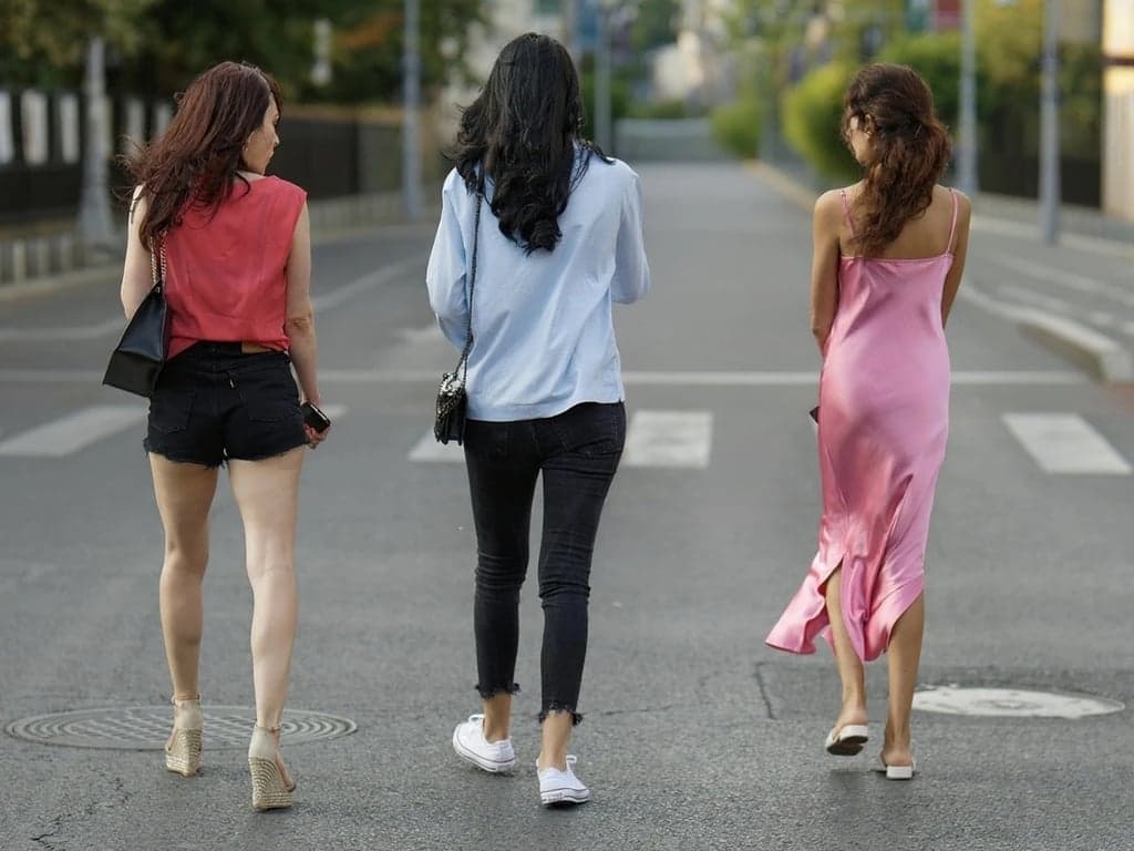 AI remove people from background after transformation - outdoor landscape photo without bystanders