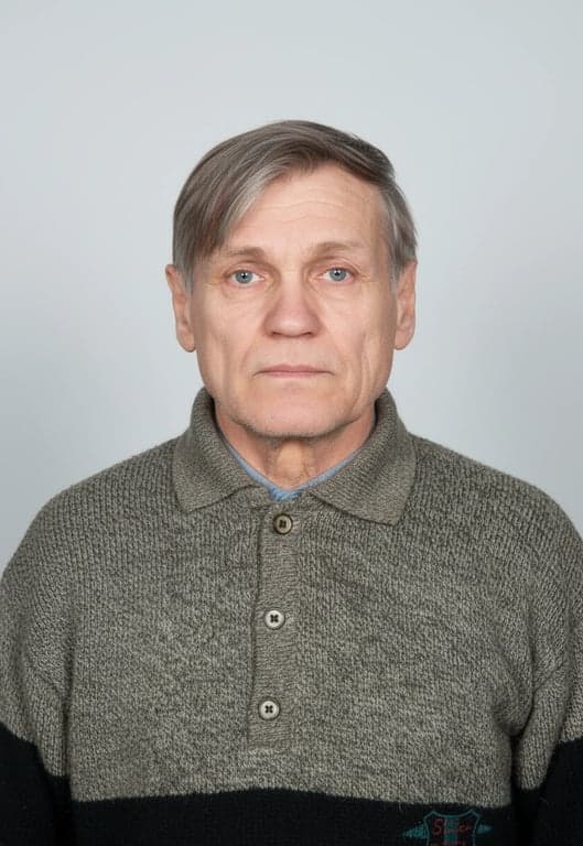 a portrait of a man, ai visa photo, correct head size and position, uniform lighting, no glare on glasses, plain backdrop.