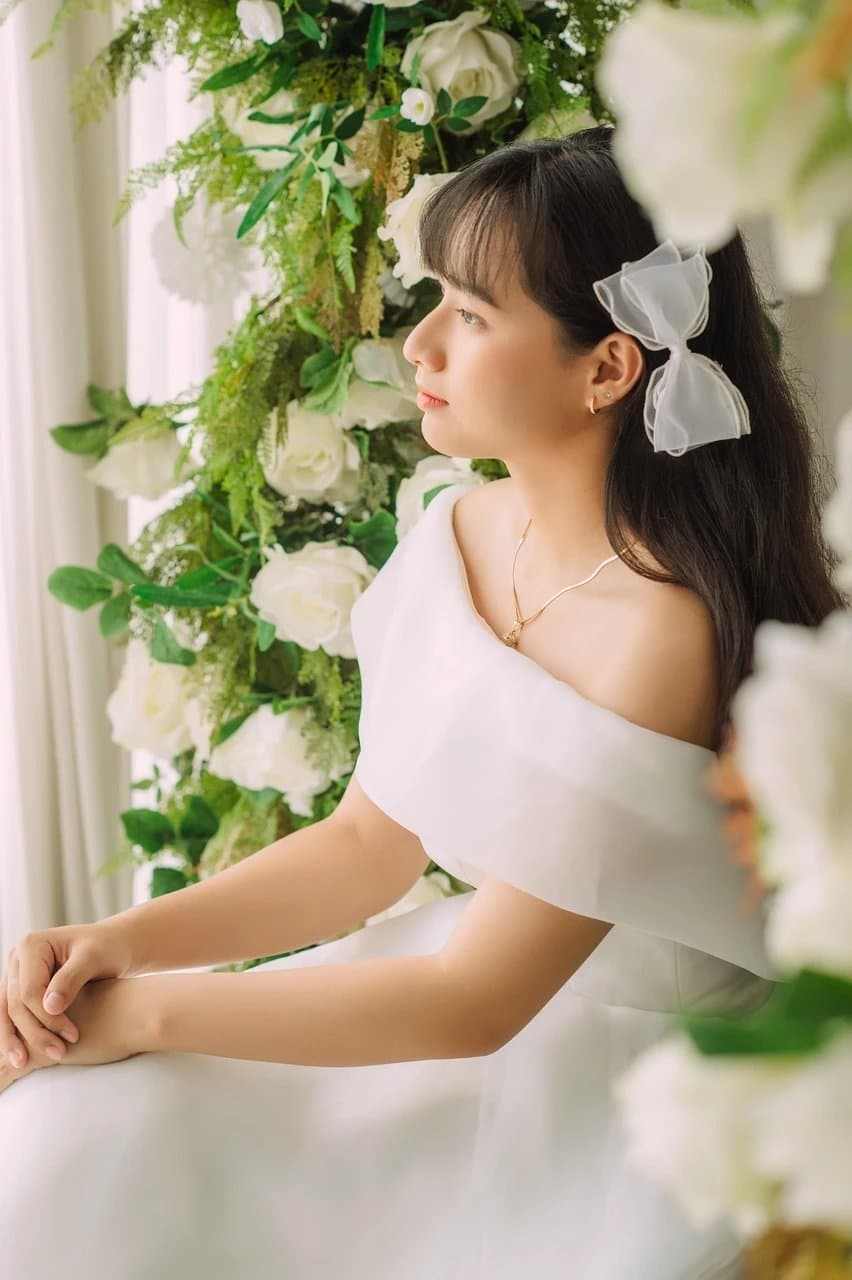 AI 90s filter before photo - influencer photo before film-style transformation