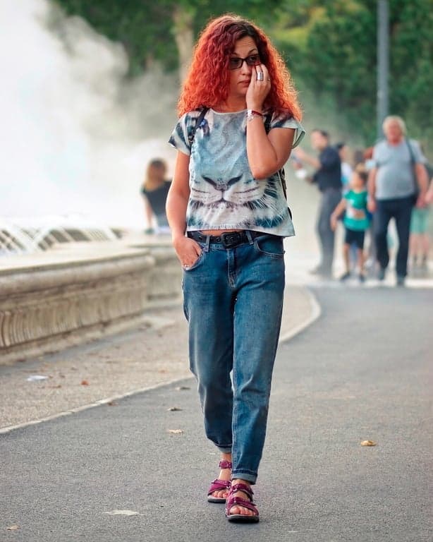 AI remove people from background before photo - street photography with background crowd